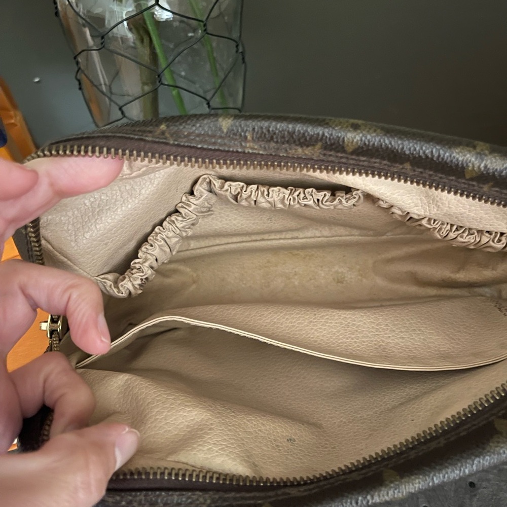 Louis Vuitton Brown Toiletry Bag with Monogram Pattern - Picture 5 of 9